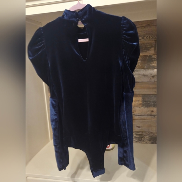 Misa Los Angeles Elegant Blue Velvet Fitted Ruched Bodysuit W/ Puffed Shoulders - Picture 9 of 11